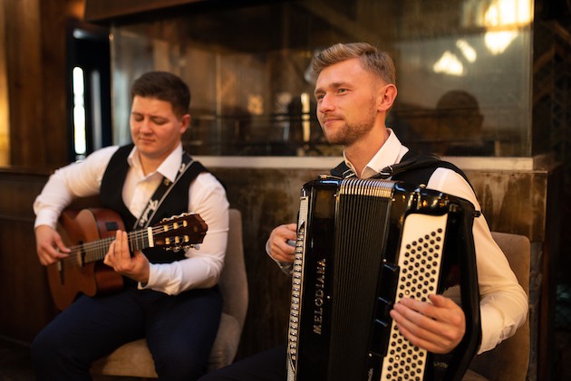 Фото 3 — Инструментальный дуэт Black Vest, весільна компанія у місті Київ