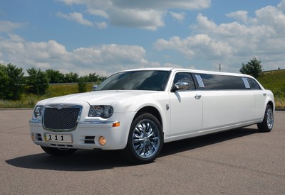 Фото 2 — ЛИМУЗИН CHRYSLER С 300 (EXCLUSIVE), весільна компанія у місті Київ