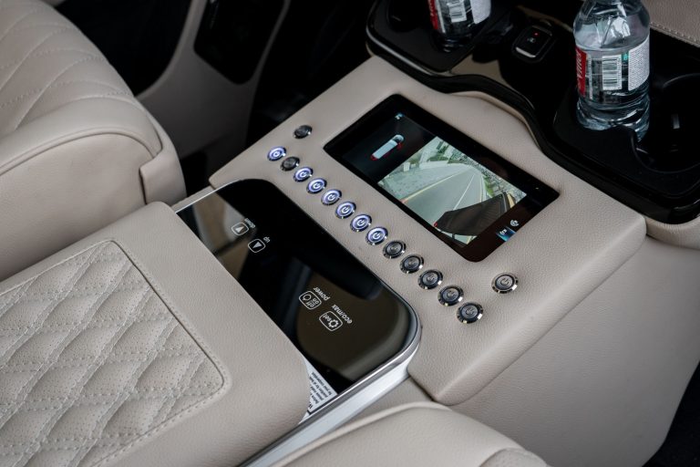 Фото 4 — Mercedes CLS 6,3 AMG white, весільна компанія у місті Київ